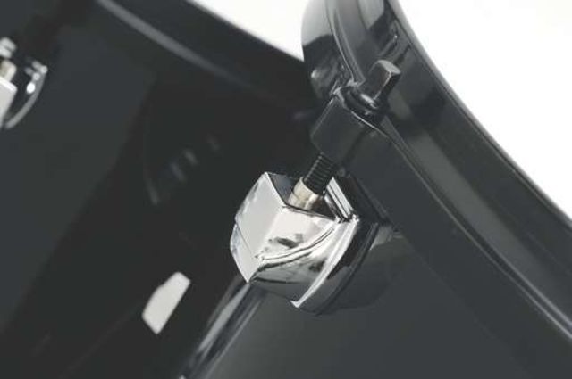 All the toms have the YESS mounting brackets.
